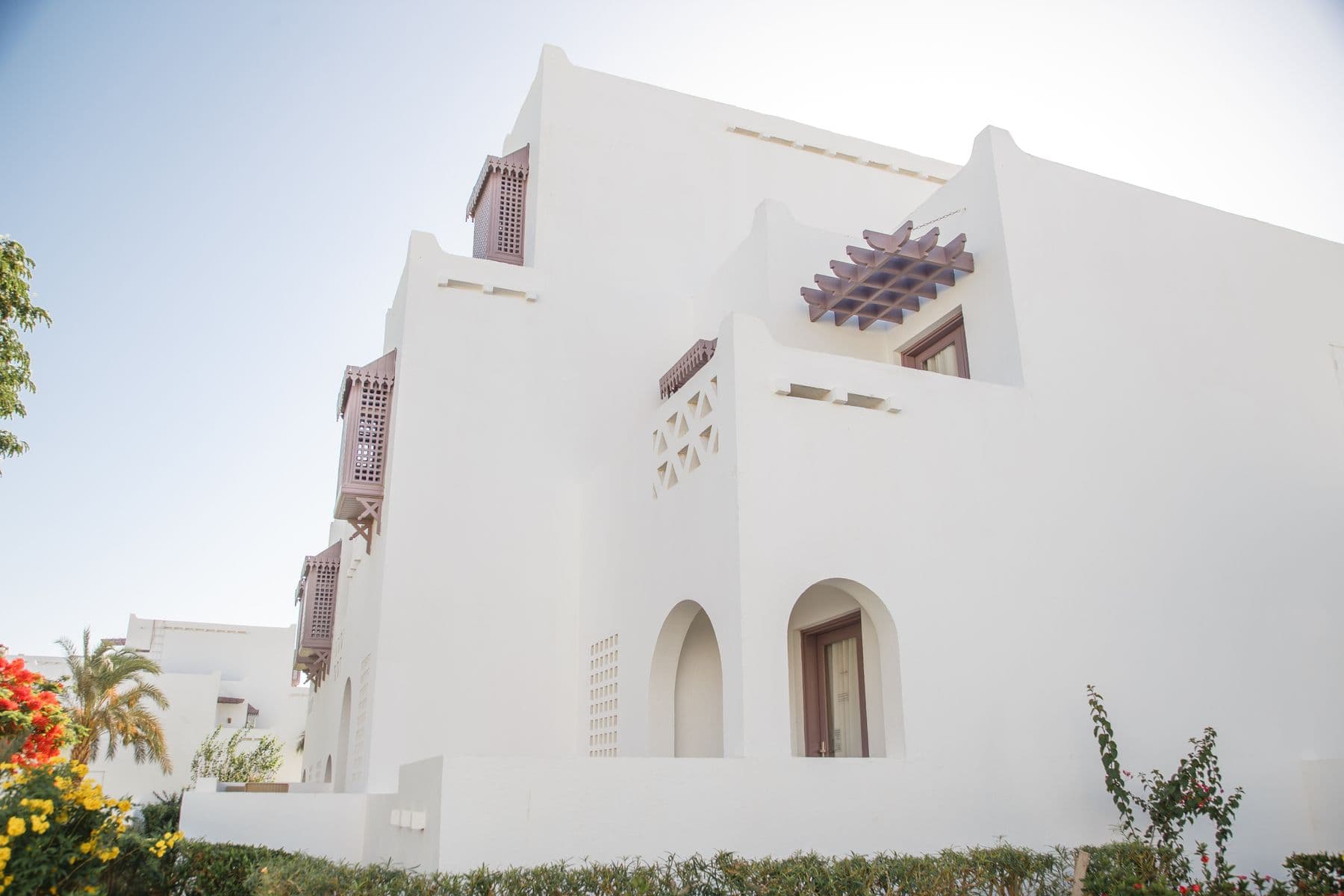 Casa Mirlo's whitewashed facade and gated driveway with La Concha mountain behind, Nueva Andalucía