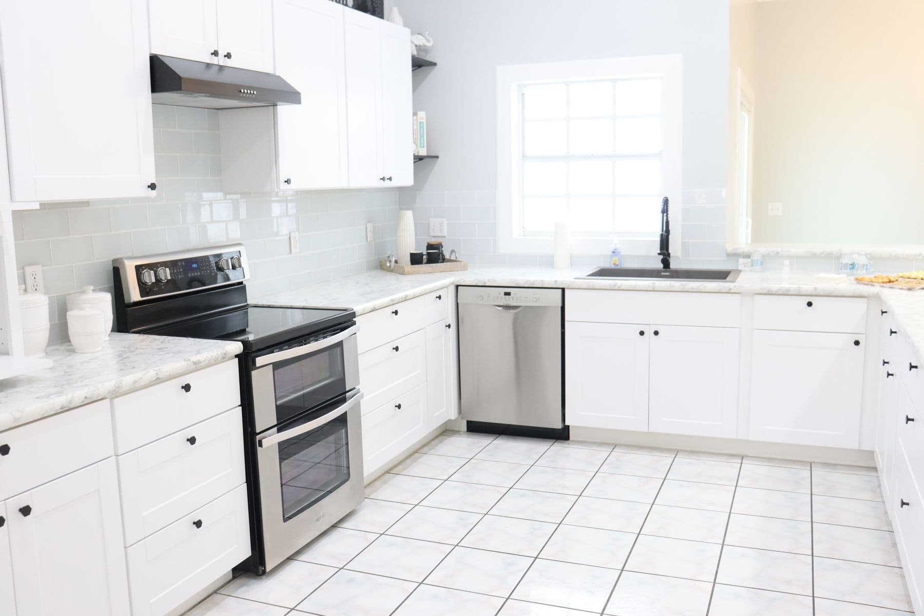 Open kitchen with induction hob, American fridge-freezer and breakfast bar