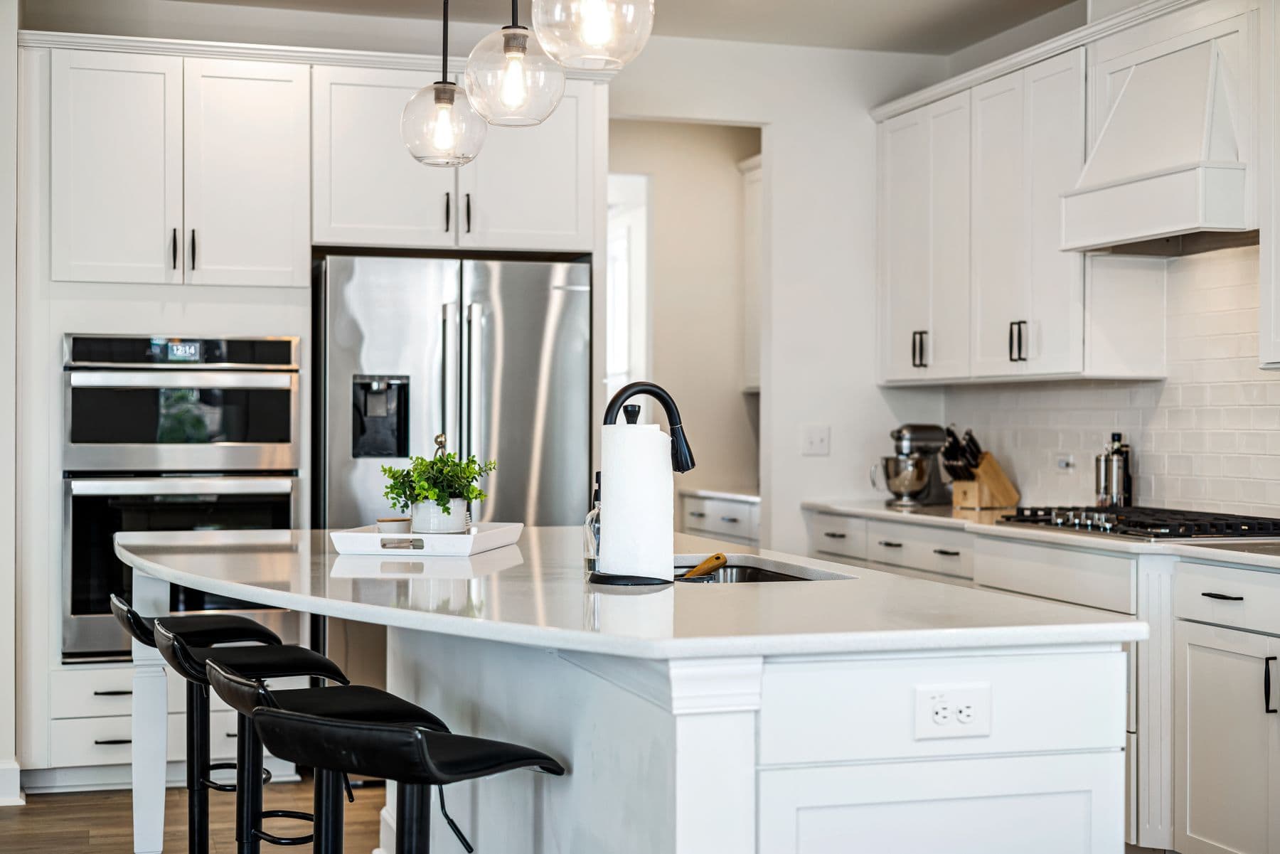 Kitchen with induction hob, oven and breakfast bar for three