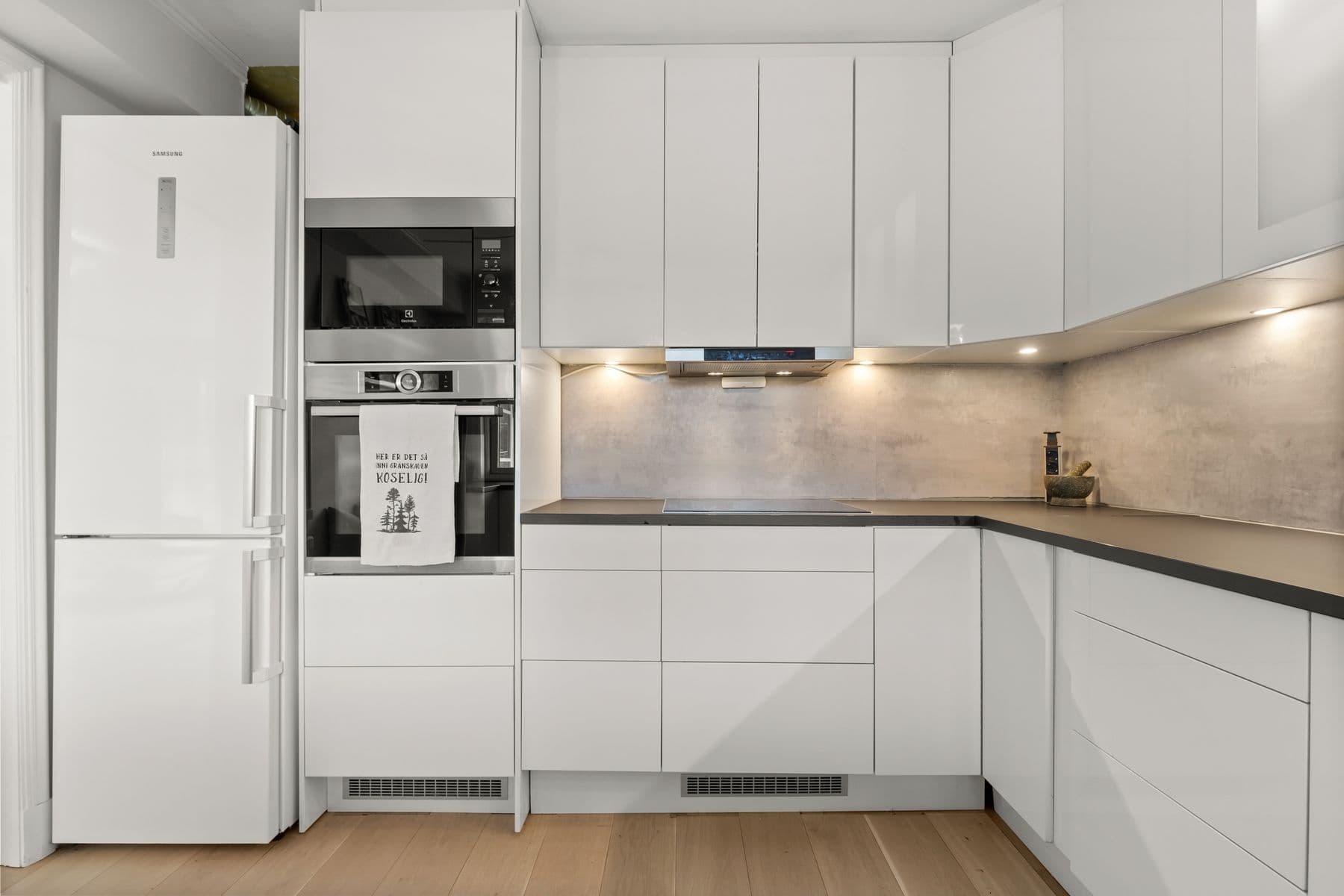 Kitchen with induction hob, oven and dishwasher, open to the dining area